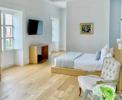 Amplio dormitorio de uno de los coquetos alojamientos del establecimiento.