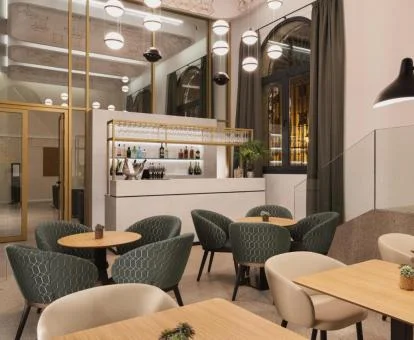 Elegante salón con zona de bar de este hotel romántico.