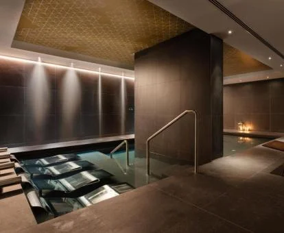 Elegante centro de bienestar con zona de aguas del hotel.