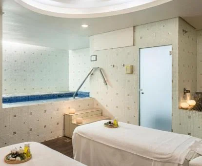 Sala para masajes y tratamientos del centro de bienestar del hotel.