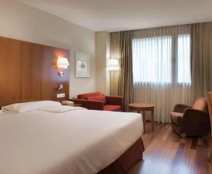 Una de las amplias habitaciones con zona de estar del hotel.