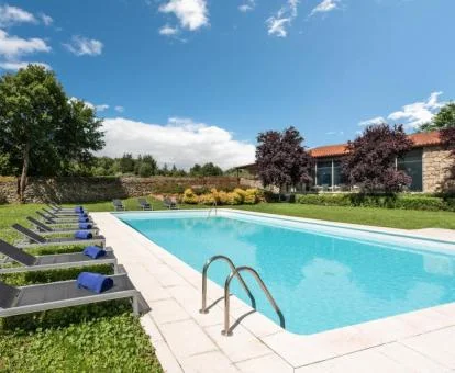 Espectacular piscina exterior rodeada de jardines de este hotel romántico.