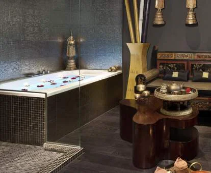 Preciosa sala de bienestar de estilo tailandés ideal para recargar las pilas en pareja.