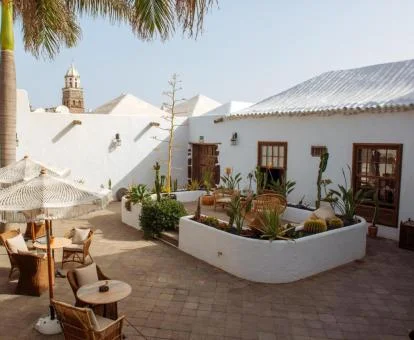 Acogedora terraza con mobiliario de este coqueto hotel rural