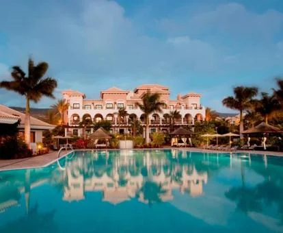 Espectacular hotel con encanto con gran piscina y zonas exteriores.