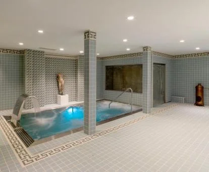 Piscina con elementos de hidroterapia del spa del hotel.