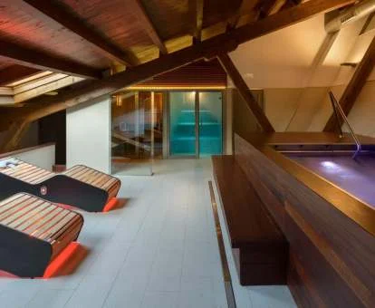 Instalaciones de bienestar del spa con zona de aguas y tumbonas térmicas.
