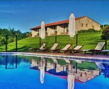 Hermoso edificio de piedra de este hotel boutique con amplios jardines y gran piscina exterior.