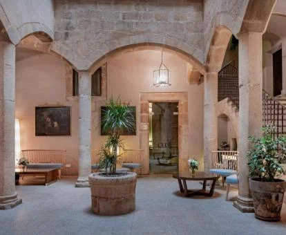 Patio interior con zona de estar compartida de este precioso hotel.