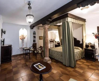 Una de las elegantes habitaciones dobles de este acogedor hotel boutique tradicional.