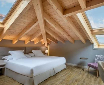 Una de las cómodas habitaciones de estilo moderno del hotel.