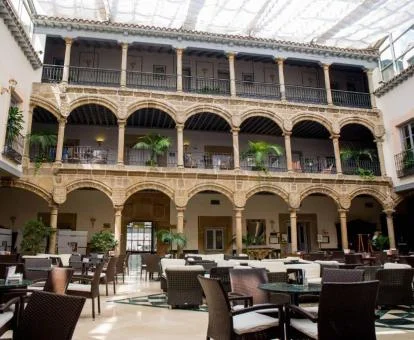 Precioso patio inderior con mobiliario del hotel.