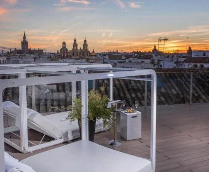 Terraza solarium con espectaculares vistas a la ciudad de este hotel con encanto.