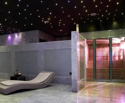 Elegante centro de bienestar con sauna y zona de relajación del hotel.