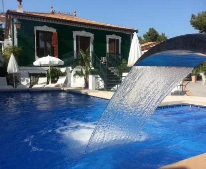 Piscina exterior con chorros de hidroterapia de este coqueto hotel rural.
