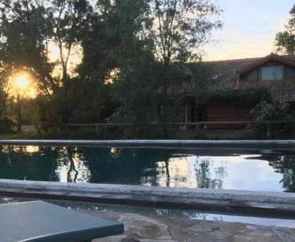 Zona exterior con piscina y naturaleza de este acogedor establecimiento.