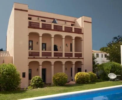 Hermoso edificio con jardines y piscina de este hotel boutique.