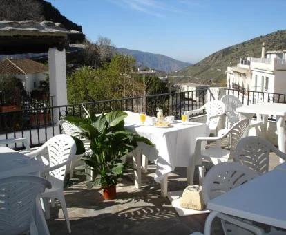 Terraza con comedores exteriores y vistas a la naturaleza de este establecimiento con encanto.
