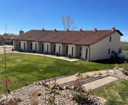 Edificio de este establecimiento rural con amplios jardines y espacios verdes.