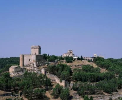 Espectacular parador en un castillo rodeado de un bello entorno natural.