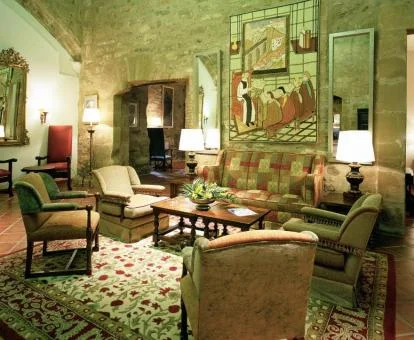 Una de las elegantes estancias comunes del parador.