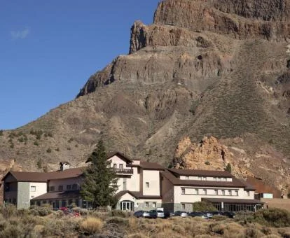 Edificio de este precioso parador a los pies de las montañas