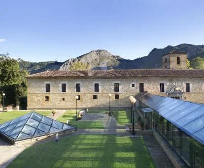 Edificio de este hotel con encanto con amplios jardines.