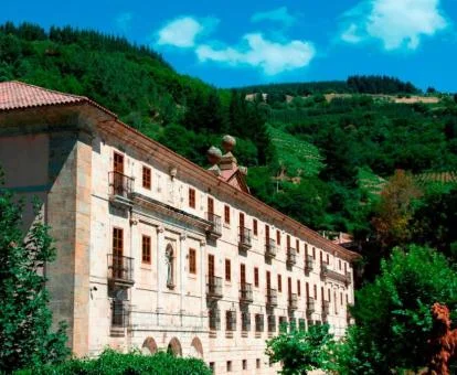 Precioso parador rodeado de zonas verdes para explorar.