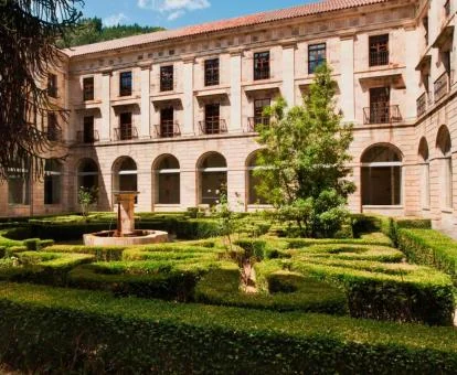 Edificio de este bello parador con laberinto en el jardín.