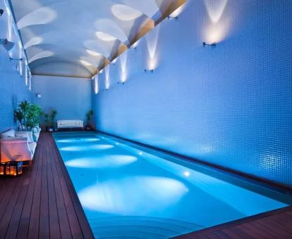 Piscina interior con elementos de hidroterapia del spa del hotel.
