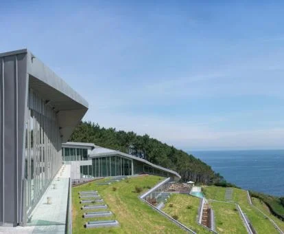 Precioso parador con zonas exteriores y fabulosas vistas al mar.