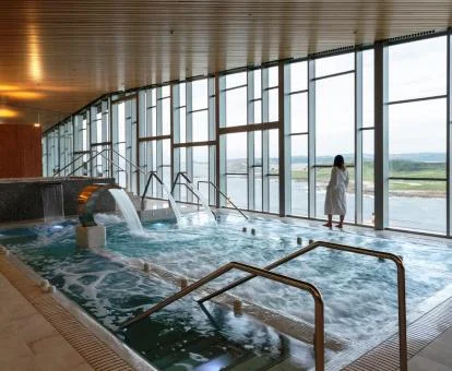 Mujer disfrutando de las preciosas vistas desde el spa del hotel.