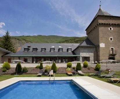 Bonito parador con vistas a la naturaleza y piscina exterior.