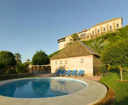 Espectacular parador con piscina exterior y amplios jardines.