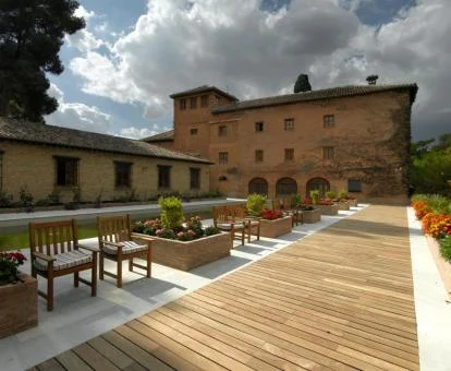Edificio de este precioso parador con zonas exteriores.