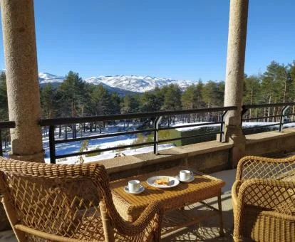 Terraza amueblada con fabulosas vistas a las montañas nevadas de este coqueto parador.