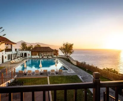 Preciosa zona exterior de este parador con fabulosas vistas al mar.