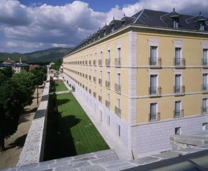 Espectacular edificio de este maravilloso parador en un entorno tranquilo para descansar.