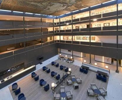 Patio interior de este espectacular parador con mobiliario al aire libre.