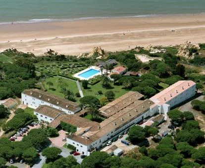 Vista aérea de este espectacular parador rodeado de naturaleza junto a la playa.