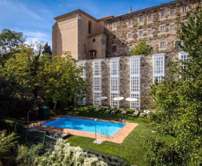 Edificio de este hermoso parador con piscina y amplios jardines.