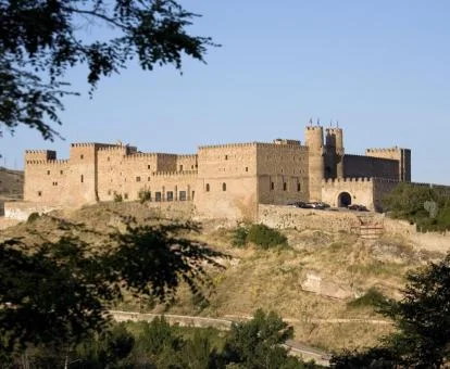 Espectacular edificio de este fabuloso parador con preciosas vistas.