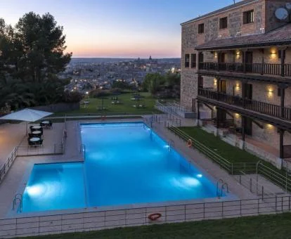 Precioso parador con piscina exterior y fabulosas vistas.