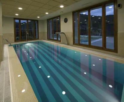 Piscina cubierta con hidroterapia del spa.