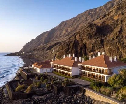 Edificio de este maravilloso parador en un entorno salvaje para explorar.