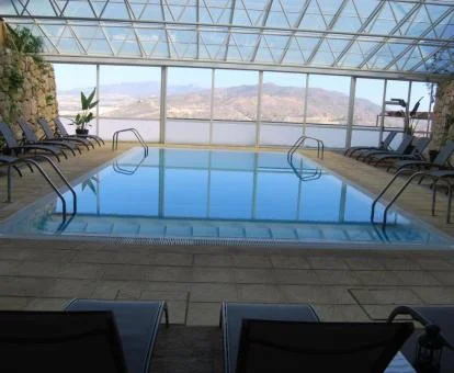 Piscina cubierta con maravillosas vistas de este hotel romántico.