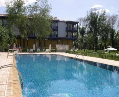 Edificio de este acogedor parador con amplios jardines y piscina al aire libre.