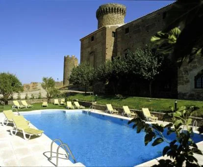 Espectacular parador con amplias zonas exteriores con jardín y piscina.