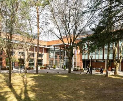 Edificio de este bello hotel boutique con jardín.