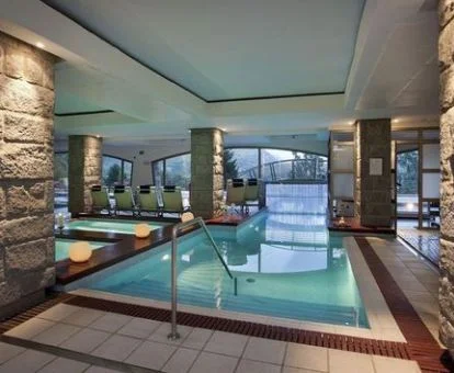 Zona de aguas y relajación con vistas a las montañas de este precioso spa.